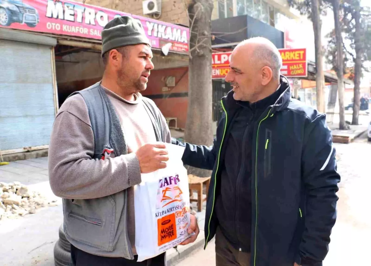 Depremzede genç yeni test kitaplarına kavuştu