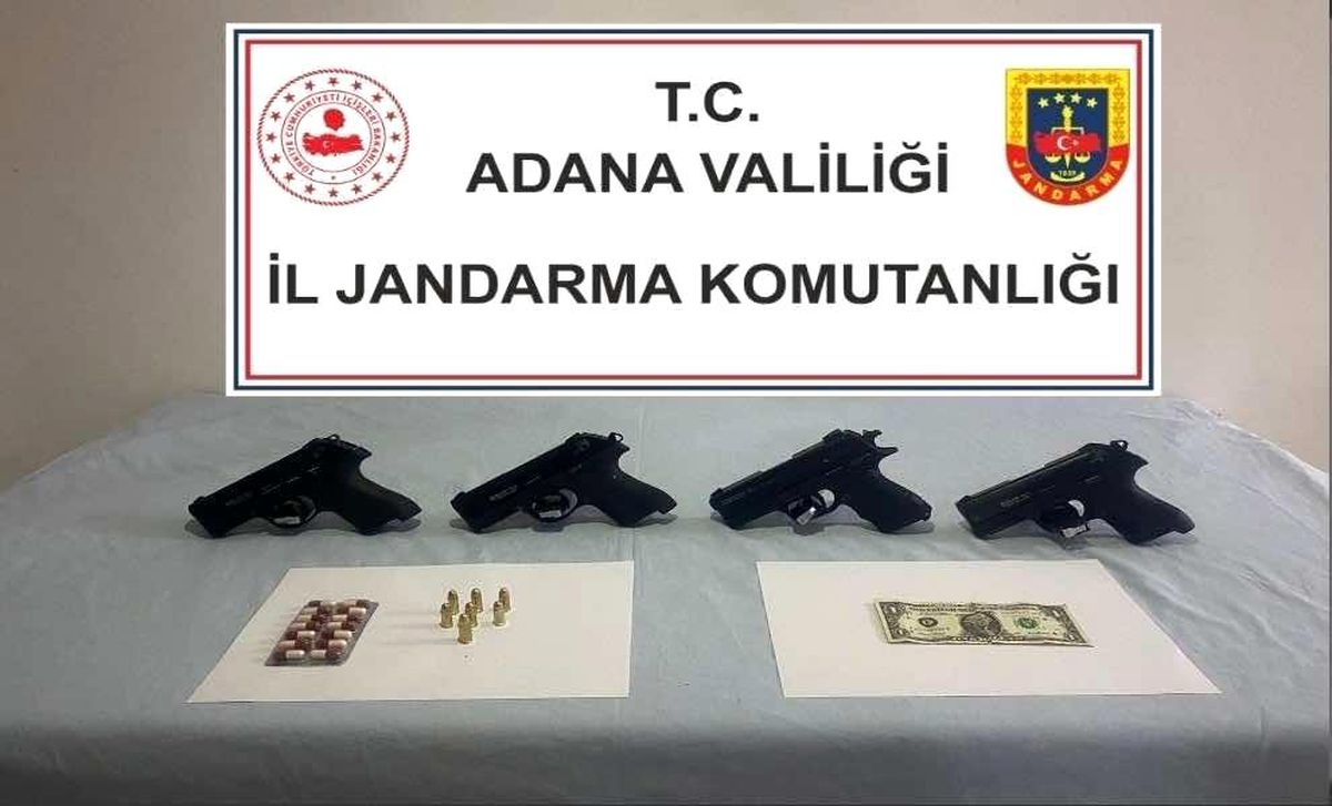 Durdurulan araçta ruhsatsız tabancalar ve F serisi dolar çıktı