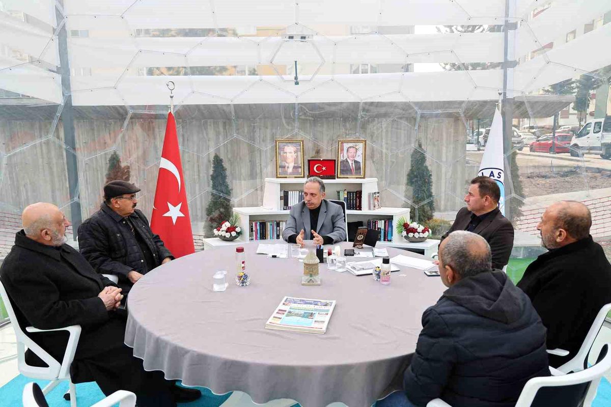 Elbistan\'da kol kola, şeffaf odada baş başa