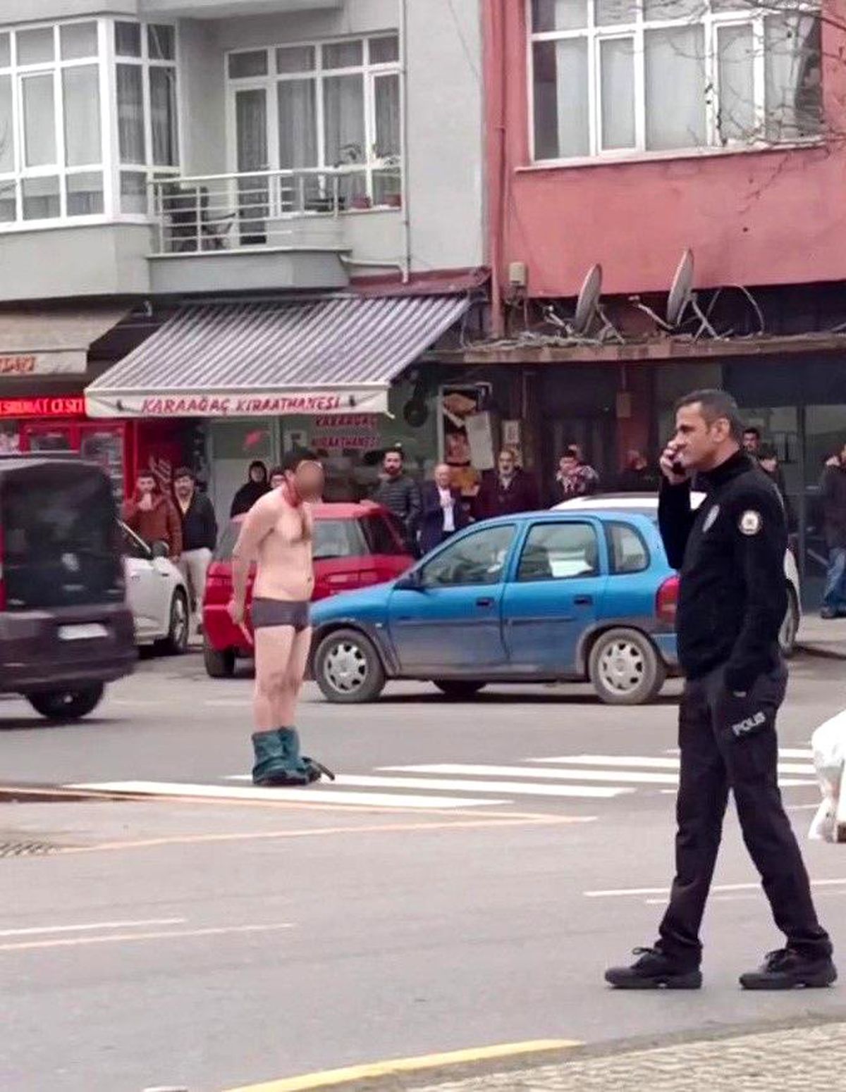 Elinde bıçakla yarı çıplak caddeye çıktı: Kimse ne olduğunu anlayamadı
