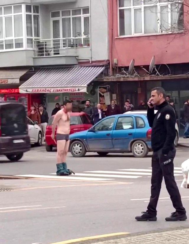 Elinde bıçakla yarı çıplak caddeye çıktı, kimse ne olduğunu anlayamadı Elinde bıçakla yarı çıplak caddeye çıktı, kimse ne olduğunu anlayamadı