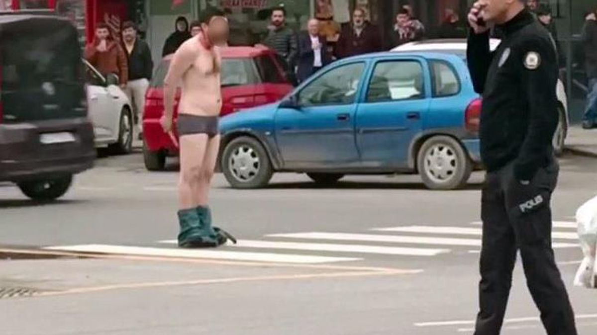 Elinde bıçakla yarı çıplak caddeye çıktı, kimse ne olduğunu anlayamadı