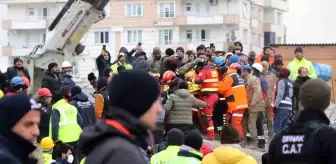 Enkazdan 106 saat sonra sağ çıkarılan Elif ilk isteği olan çantaya kavuştu