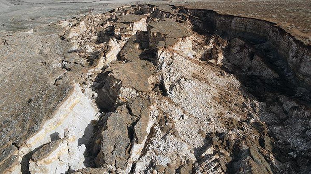 Fay hattının başlangıç noktasında çekilen görüntü, depremin şiddetini bir kez daha gözler önüne serdi