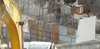 Güngören'de inşaatta kepçe kullanan çocuk kamerada