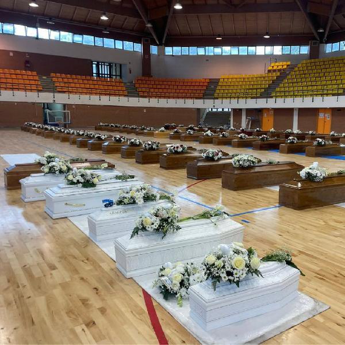 İtalya\'da göçmenlerin tabutlarıyla dolan spor salonu, cenaze salonuna dönüştü