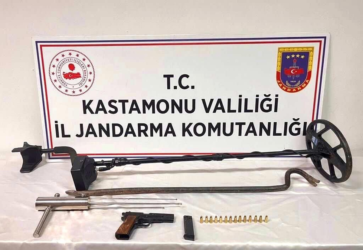 İzinsiz kazı yapan iki kişi, jandarma ekiplerince suçüstü yakalandı