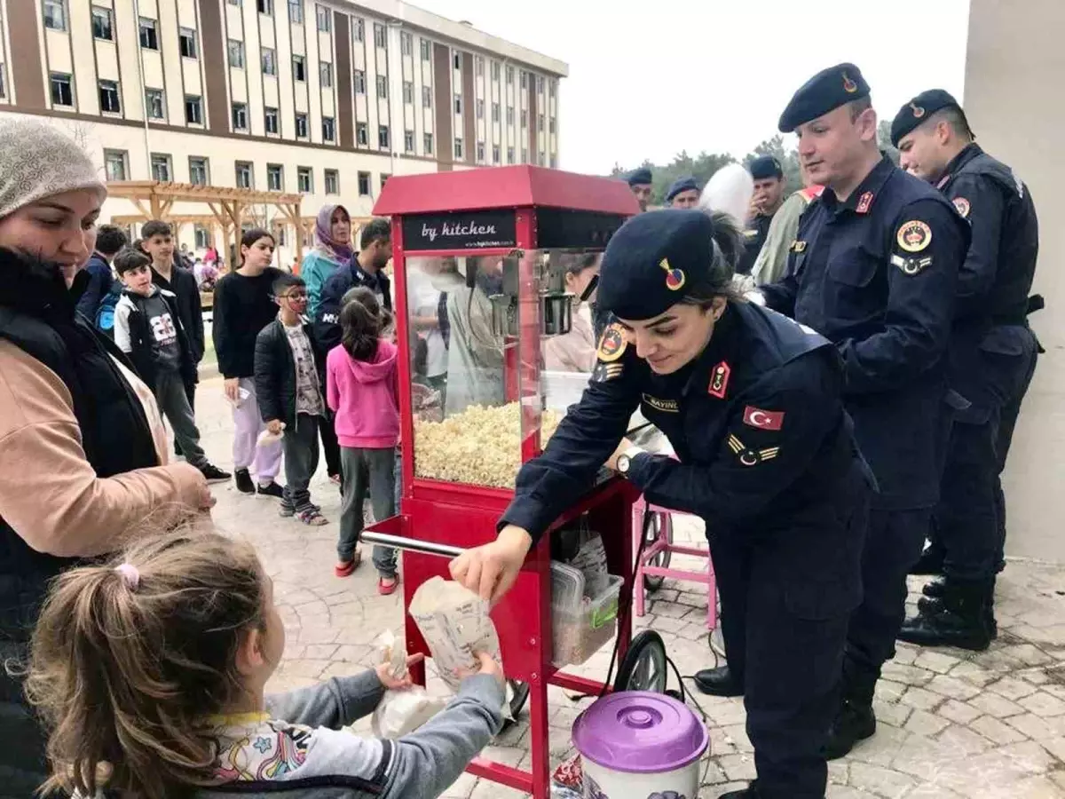 Muğla\'da polis ve jandarma ekipleri depremzede çocuklar için etkinlikler düzenledi