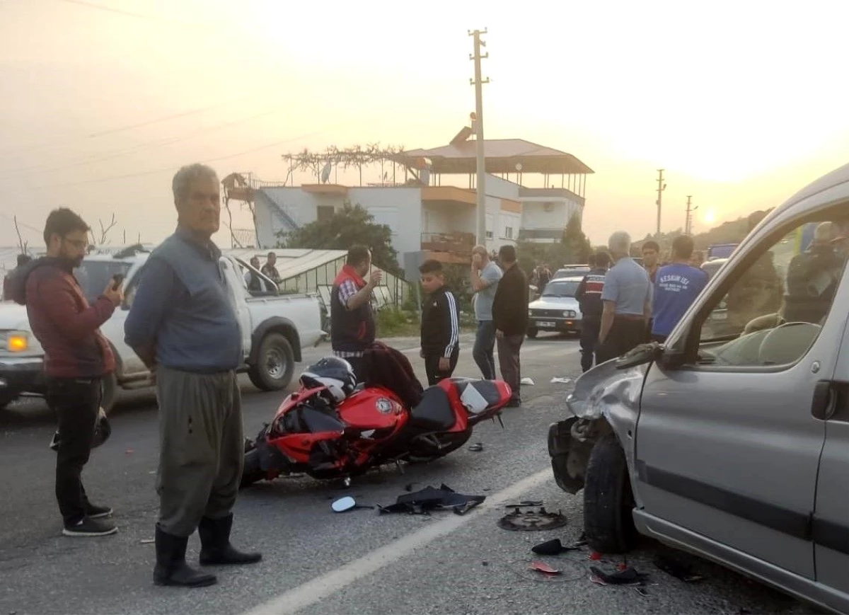Kazada savrulan motosiklet sürücüsünü taktığı kask kurtardı