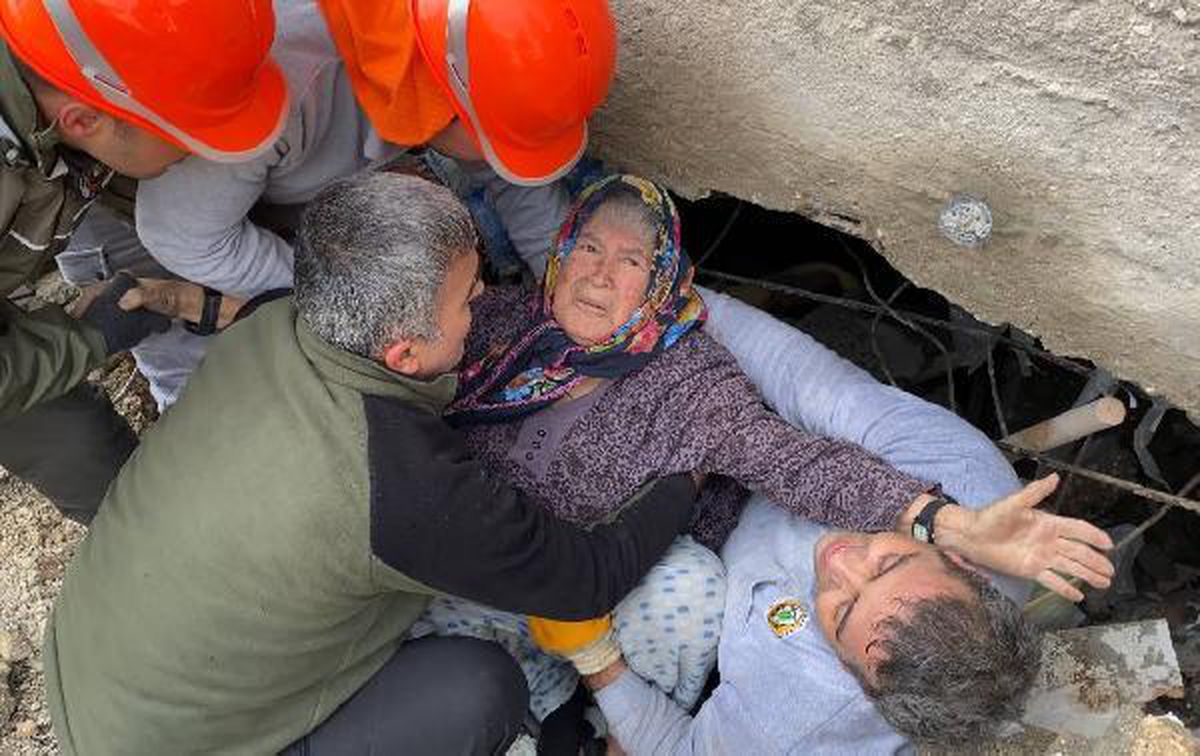Kendisini enkazdan kurtaran ekiple buluştu, kaybettiği oğlunu anlatırken ağladı