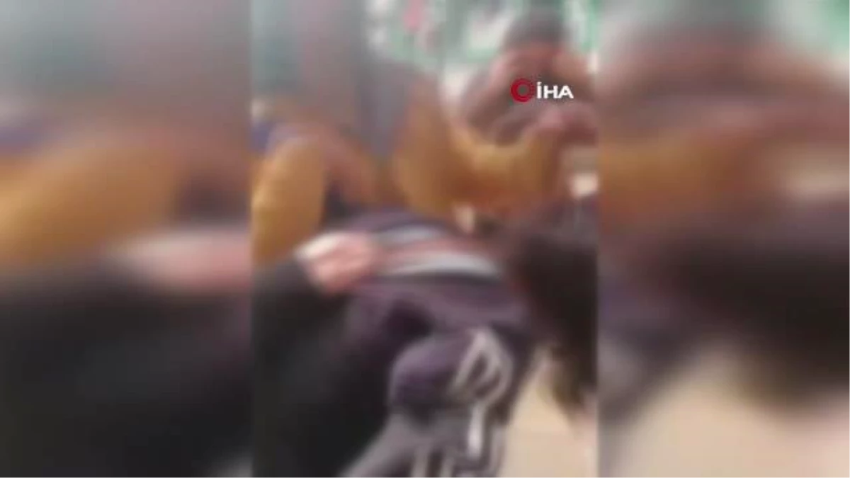 Kız öğrenciler 14 yaşındaki kızı cadde ortasında tekme tokat böyle dövdü