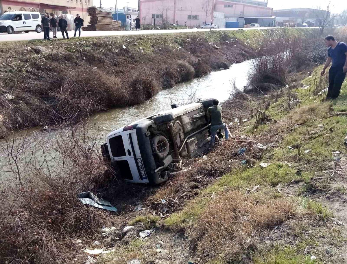 Kontrolden çıkan araç, dereye uçtu