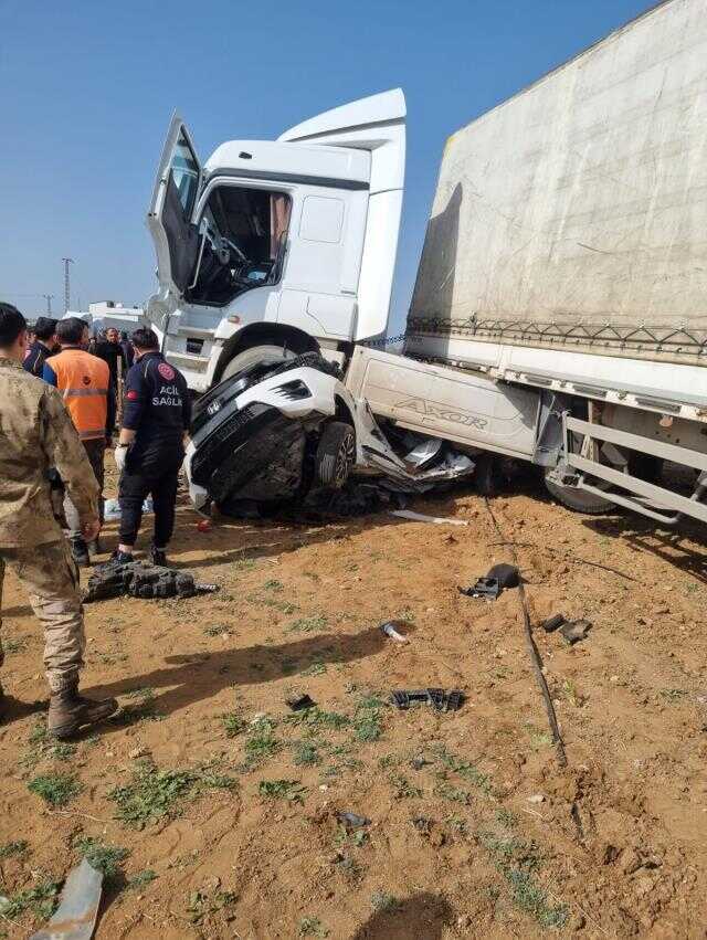 Korkunç kazadan geriye bu fotoğraf kaldı! Ekipler cansız bedenlere ulaşmakta zorlandı Korkunç kazadan geriye bu fotoğraf kaldı! Ekipler cansız bedenlere ulaşmakta zorlandı