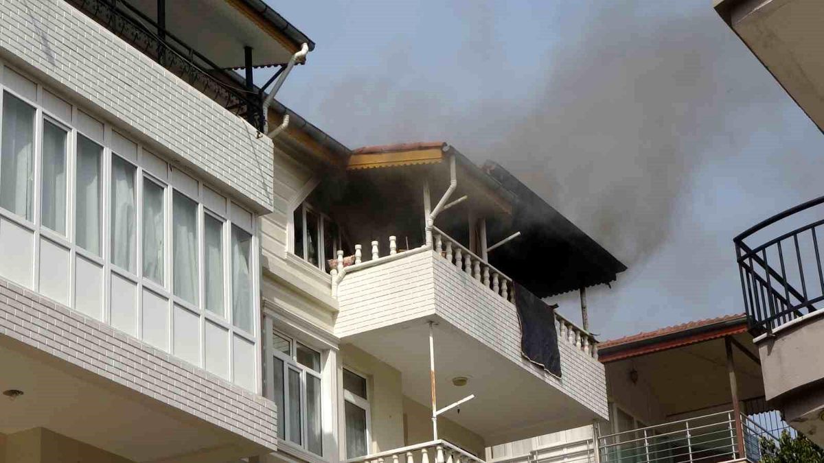 Kriz geçirip evi ateşe verdi, müdahale için gelen ekiplere ecel döktürdü