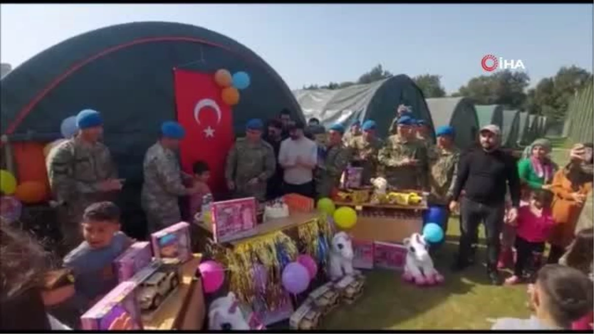 Mehmetçikten deprem bölgesinde sürpriz doğum günü