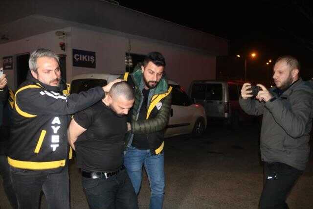 Otomobilin bagajından battaniyeye sarılı cansız beden çıktı! Evine giden polis, ev arkadaşı ve köpeğini de ölü buldu Otomobilin bagajından battaniyeye sarılı cansız beden çıktı! Evine giden polis, ev arkadaşı ve köpeğini de ölü buldu