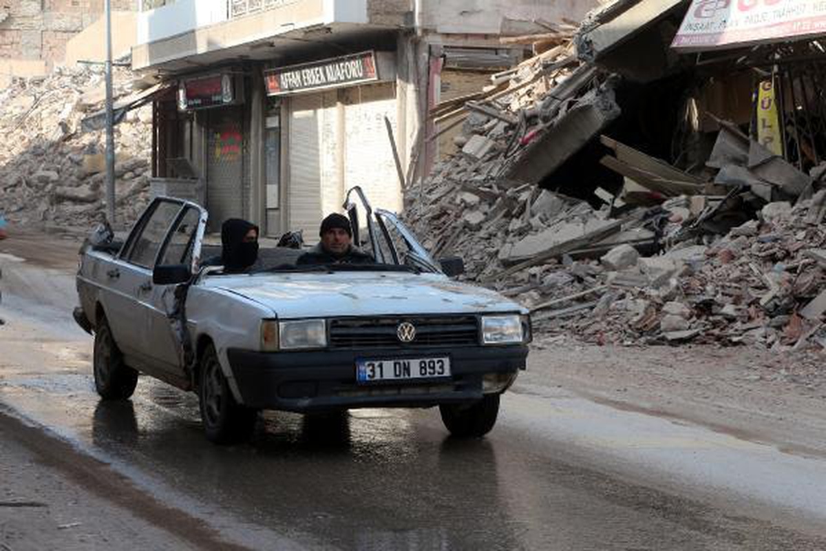 Otomobilini, tavanını kestirerek enkazdan çıkarttırmış