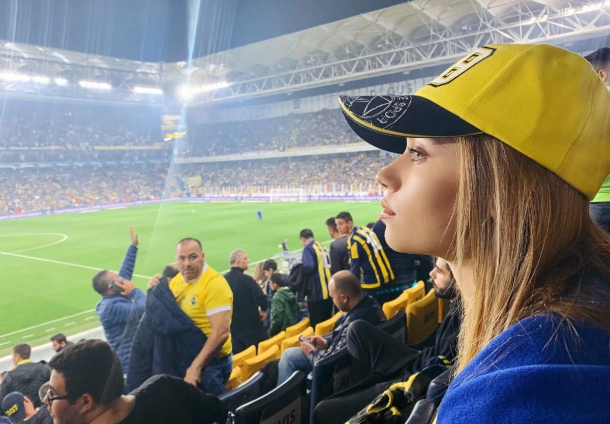 Oyuncu Afra Saraçoğlu\'ndan deplasman yasağı getirilen Fenerbahçe\'ye destek