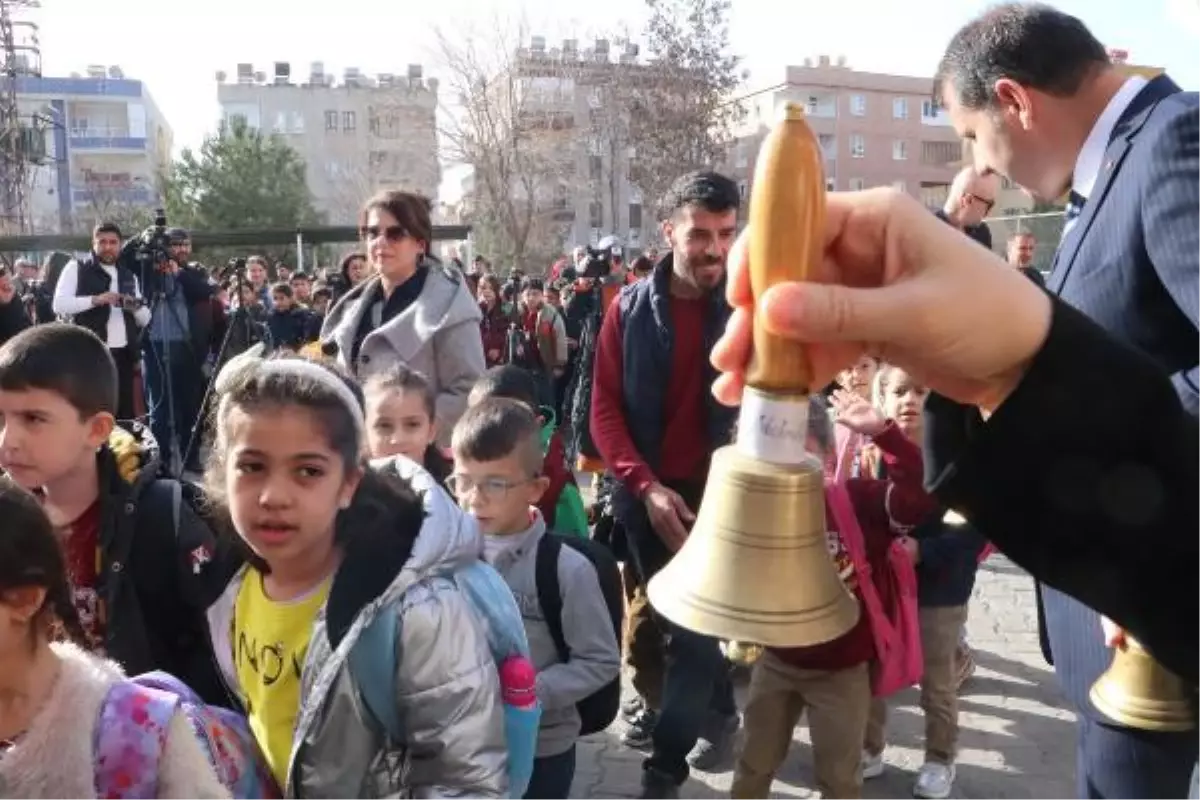 ŞANLIURFA\'DA DEPREM NEDENİYLE VERİLEN ARANIN ARDINDAN İLK DERS ZİLİ ÇALDI