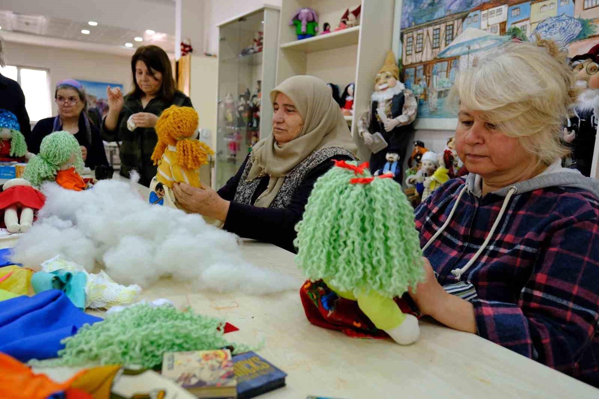 Sivrihisarlı kadınlar depremzede çocuklar için alın teri döküyorlar
