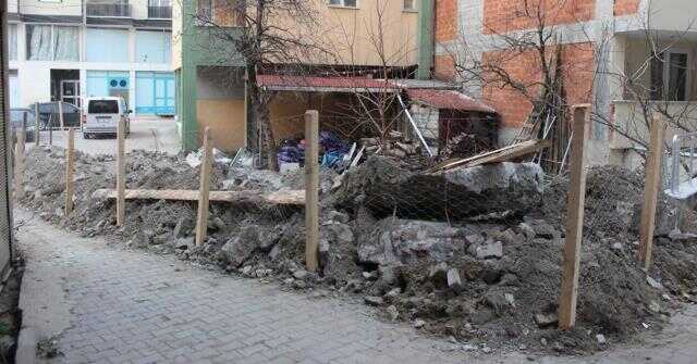 'Tapusu bende' dedi, yolu kapattı