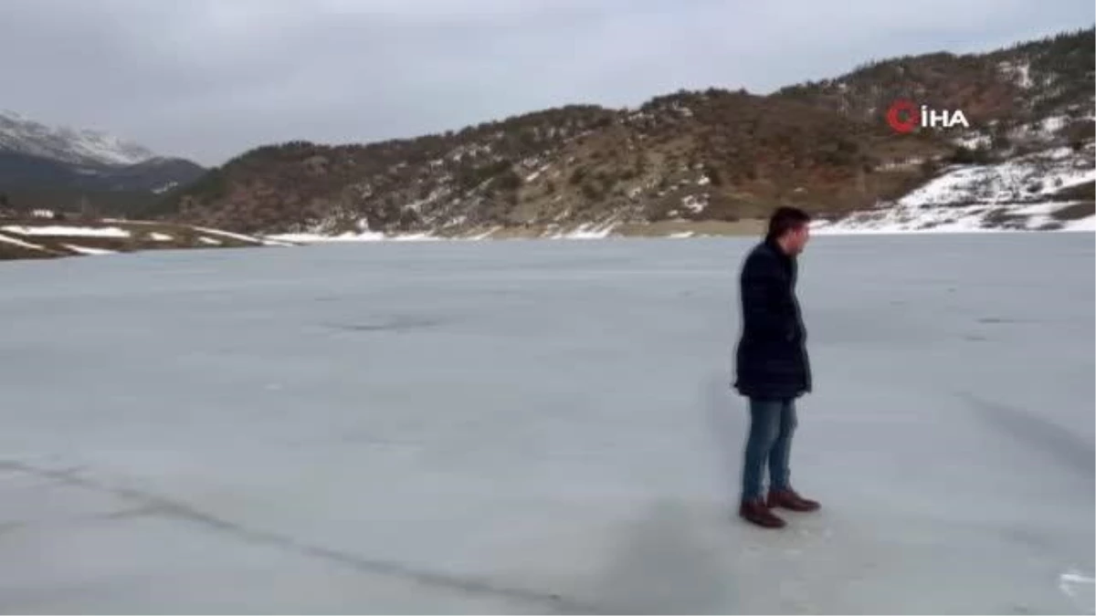 Tufanbeyli\'de Kürebeli Göleti buz tuttu