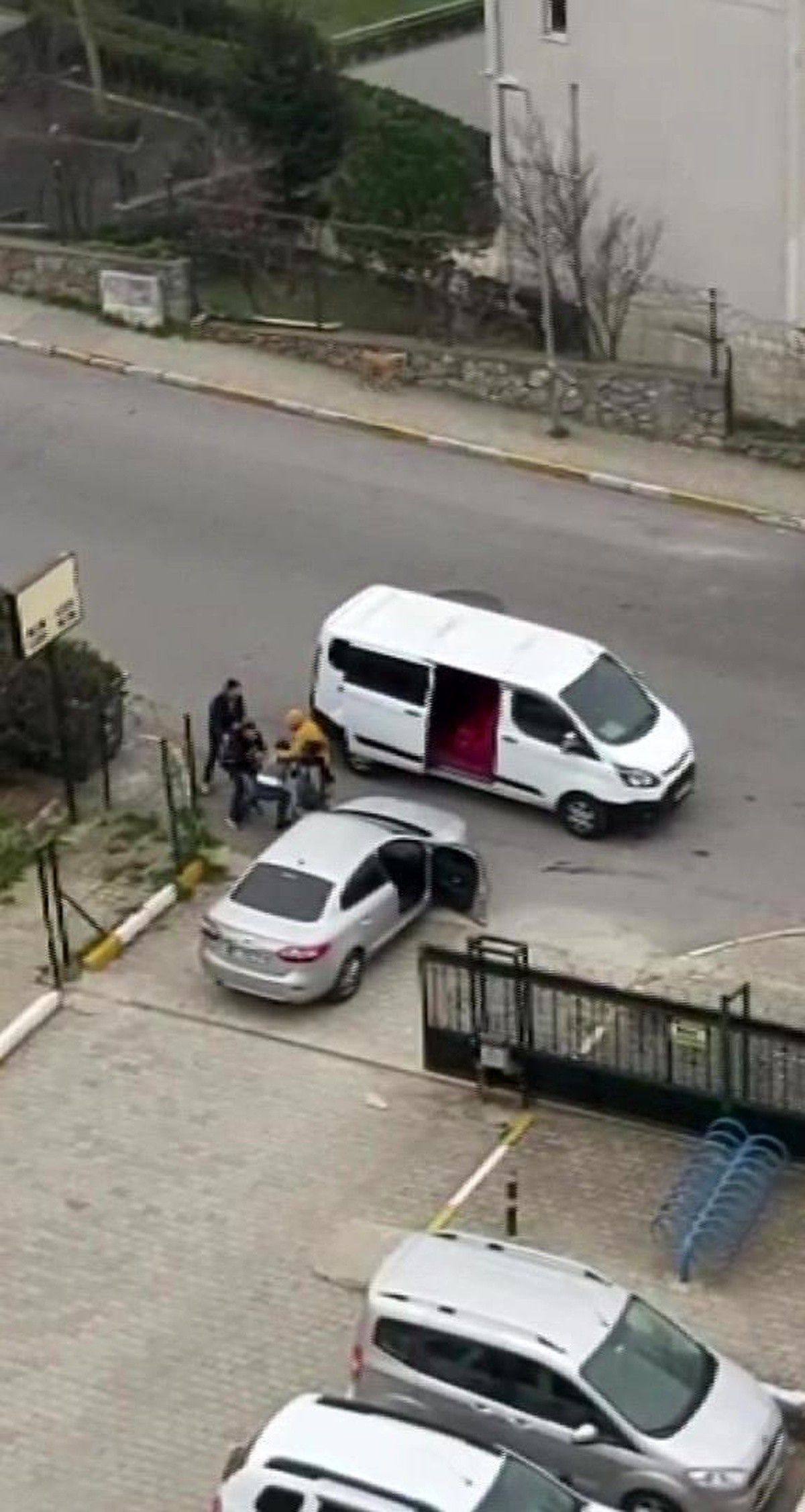 Tuzla\'da önü kesilen otomobilin sürücüsünün kaçırıldığı anlar kamerada