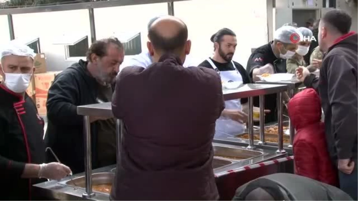 Ünlü Şef Mehmet Yalçınkaya ve ekibi depremzedeler için yemek yapıyor