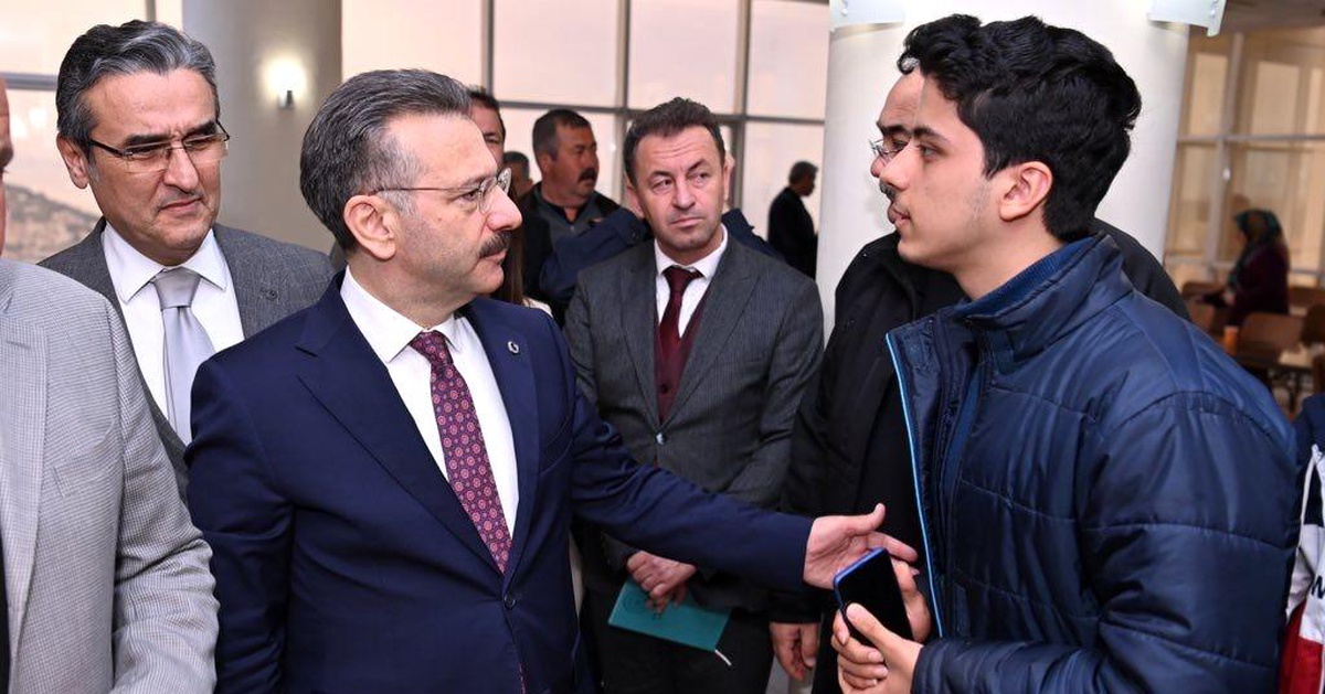 Vali Aksoy, Kuşadası\'nda depremzedeler ile görüştü