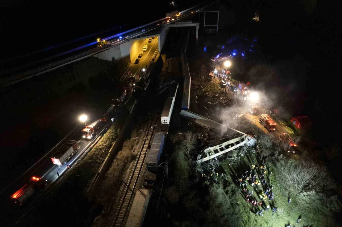 Yunanistan\'daki tren kazasında can kaybı 38\'e yükseldiTren kazası sonrası Atina ve Selanik\'te sokaklar karıştı