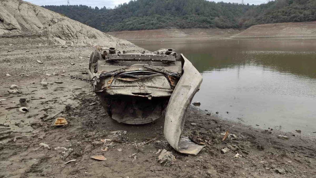 Alibey Barajı\'nda su seviyesi azalınca batık halde olan araç su yüzeyine çıktı