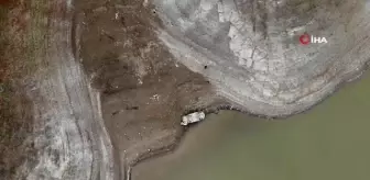 Alibeyköy Barajı'nda su seviyesi azaldı, batık haldeki araç su yüzüne çıktı