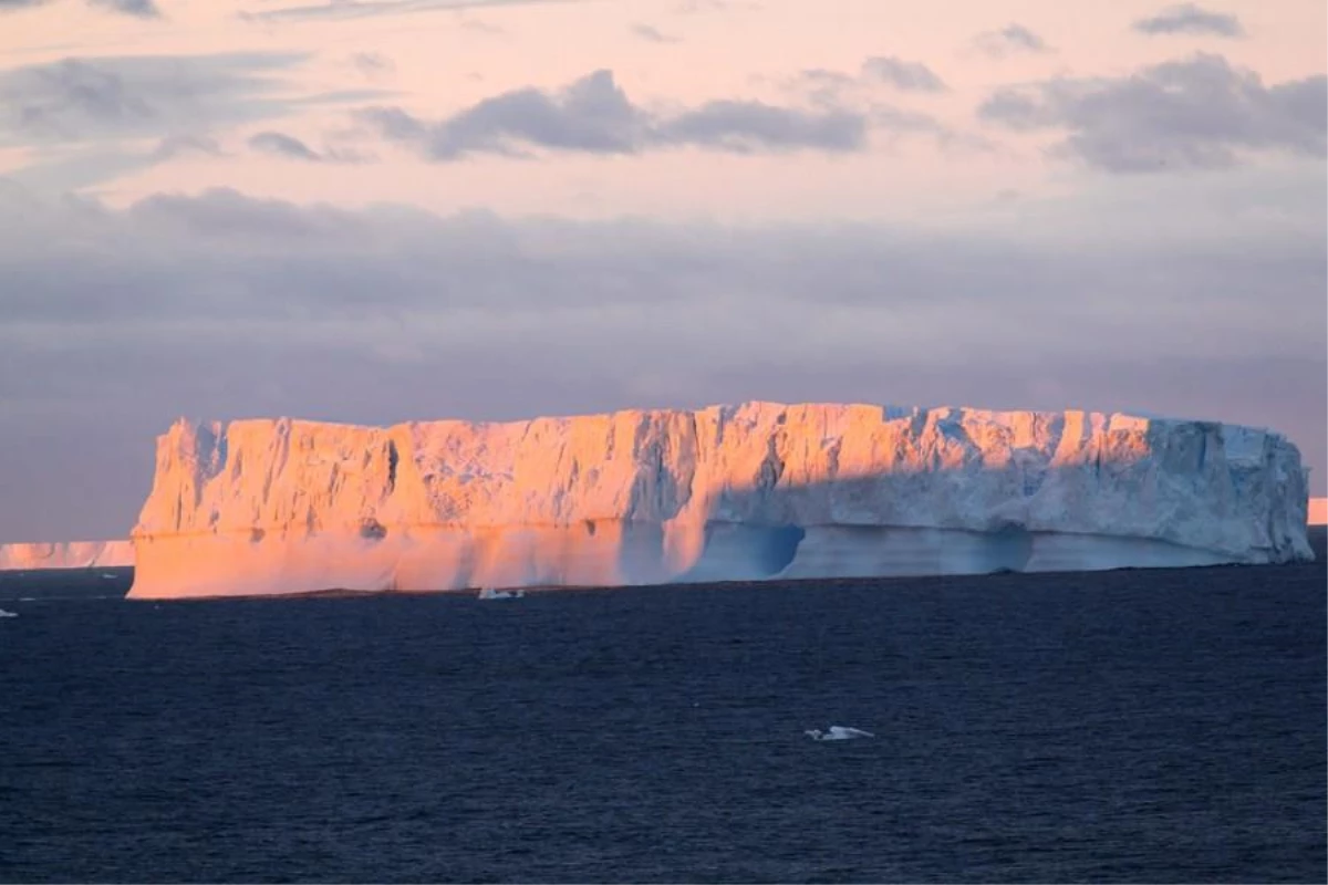 Antarktika\'daki Deniz Buzu Seviyesinde Rekor Düşüş