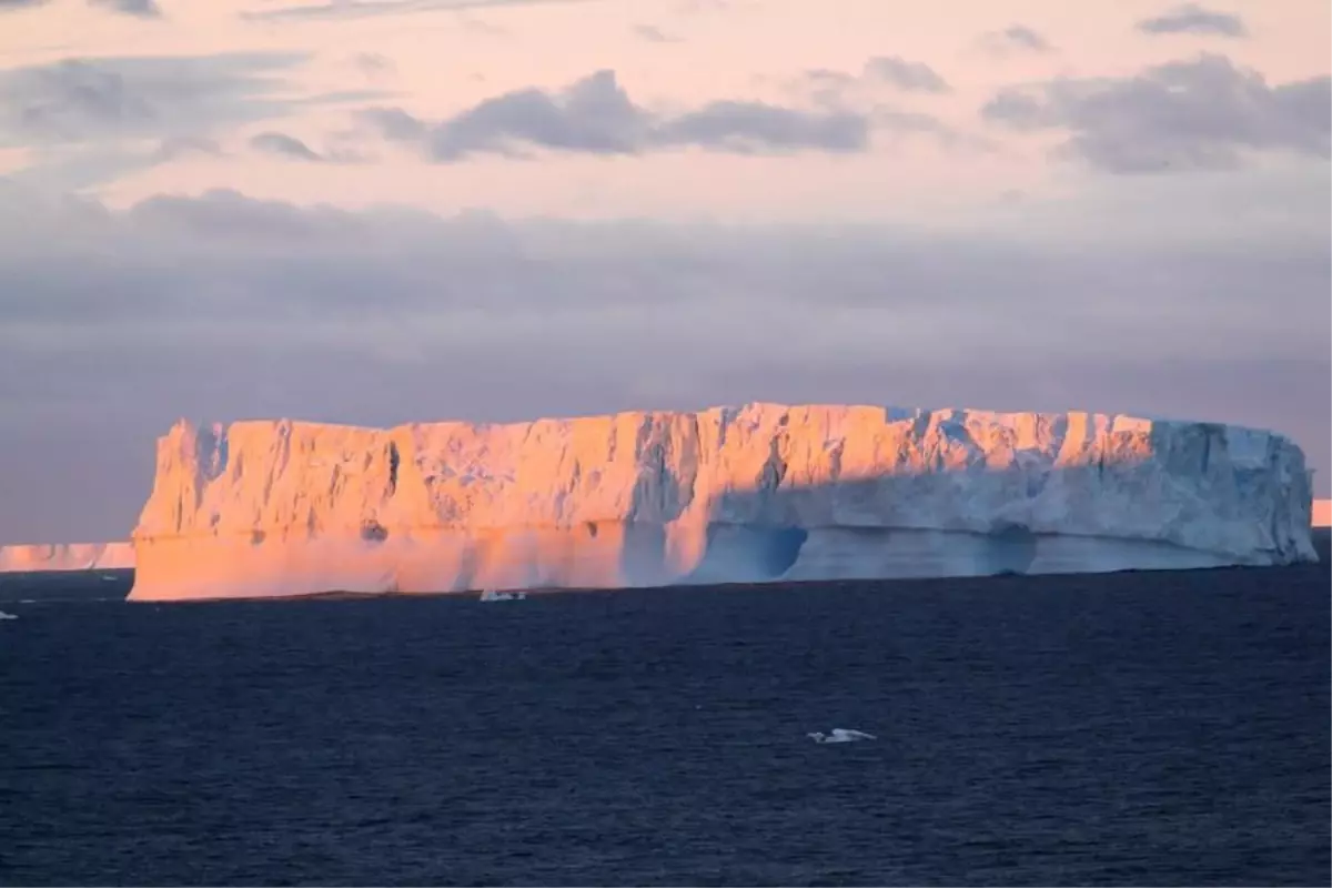 Antarktika\'daki Deniz Buzu Seviyesinde Rekor Düşüş