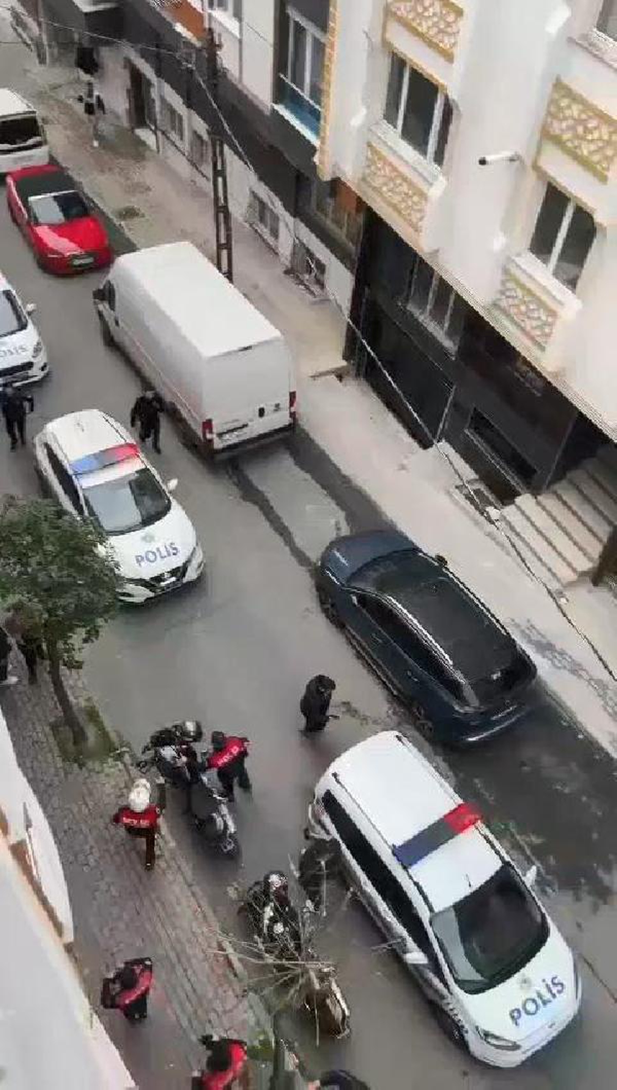 Bağcılar\'da iki müteahhidin kavgasında silahla ateş edildi: 3 yaralı