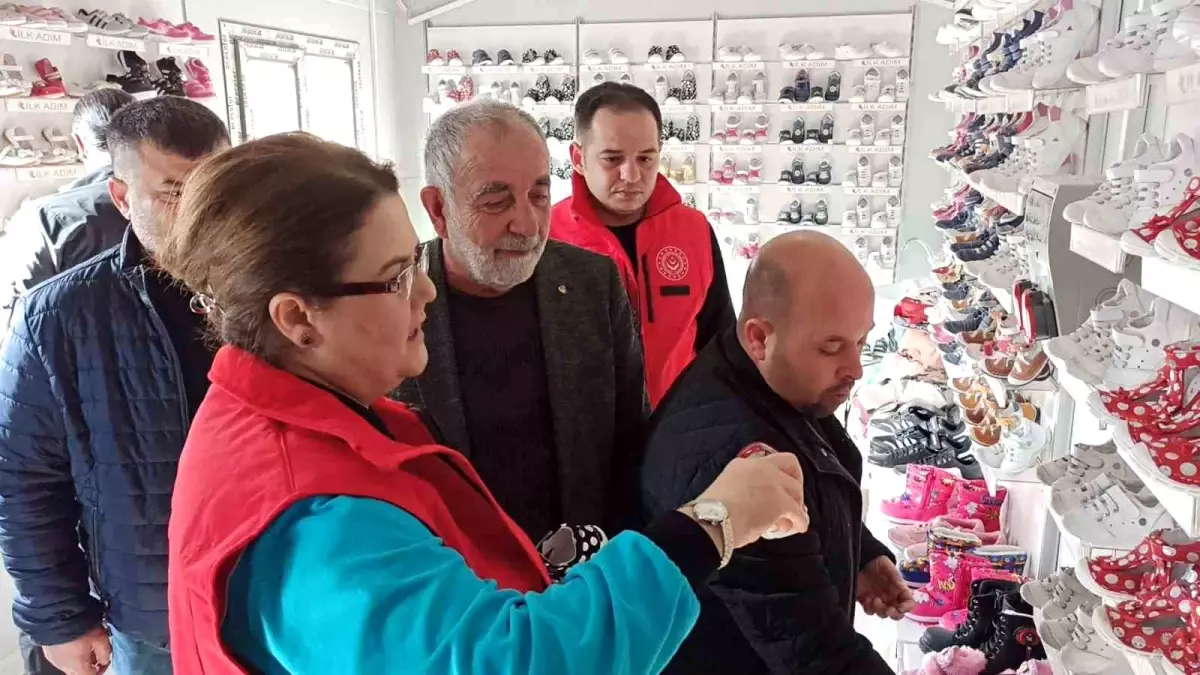 Bakan Yanık, depremzede esnaftan yeğeni için ayakkabı satın aldı