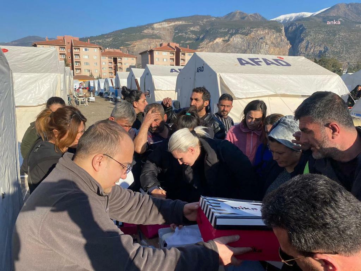 Bilecik Belediyesi\'nin 12. Yardım Tır\'ı Deprem Bölgesine Gönderildi