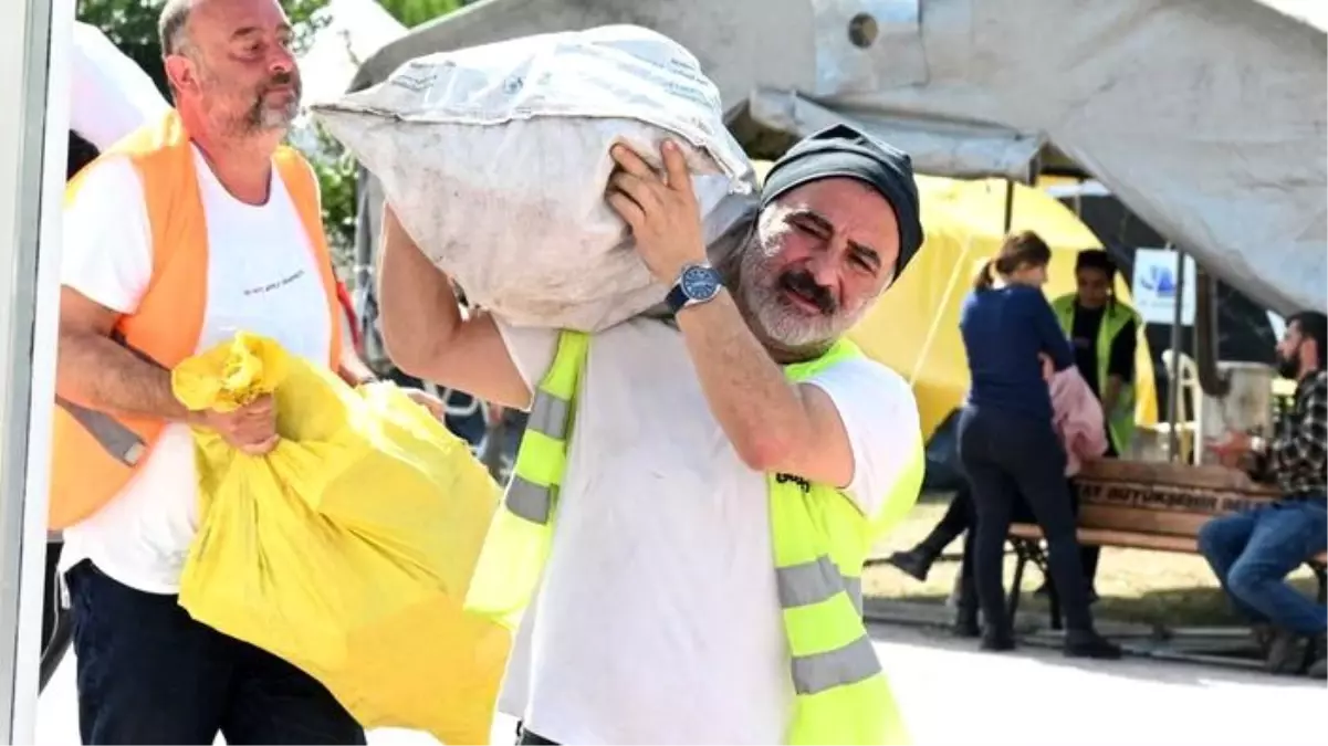 Cengiz Bozkurt... DEPREM BÖLGESİNDE GÖNÜLLÜ ÇALIŞIYOR!