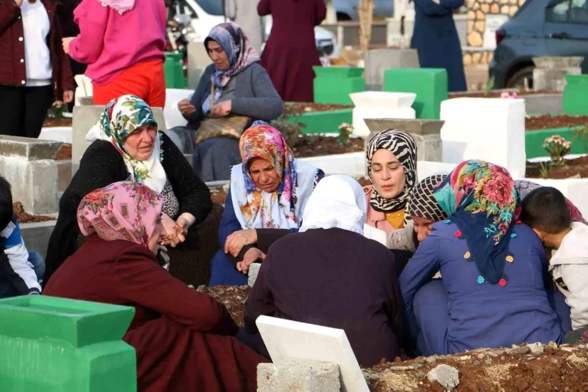 Depremde hayatını kaybedenlerin yakınları mezarlıktan ayrılmıyor