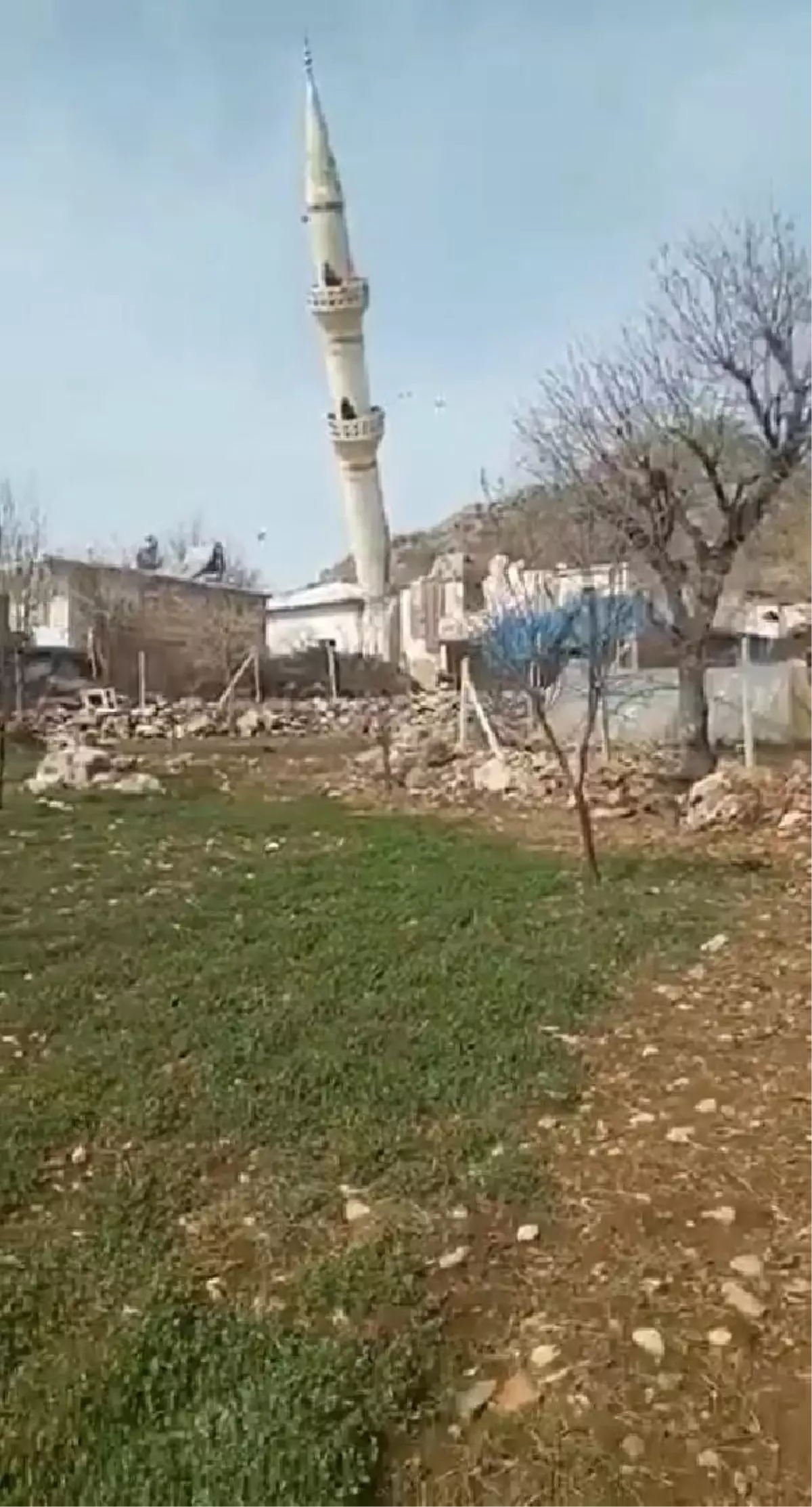 DİYARBAKIR\'DA HASARLI CAMİ MİNARESİ KONTROLLÜ YIKILDI