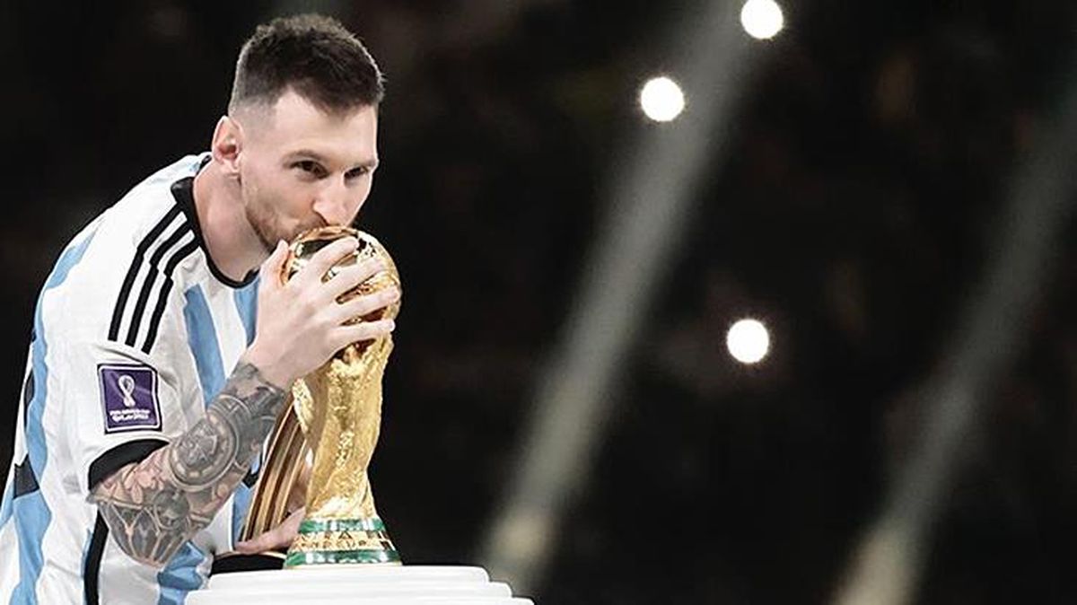 Dünya Kupası'nı kazanan Messi'den Arjantinli takım arkadaşlarına 175 bin sterlinlik hediye