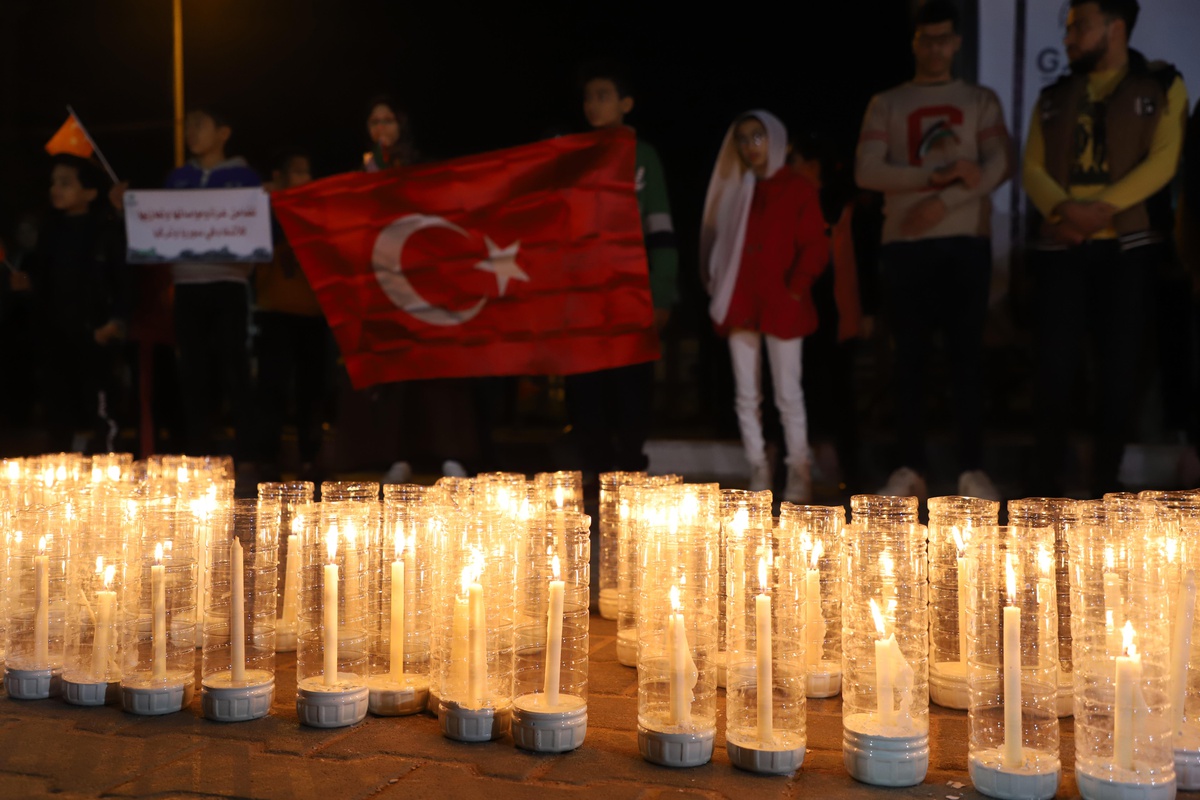 Gazze\'de, Depremlerde Hayatını Kaybedenler İçin Mumlar Yakıldı