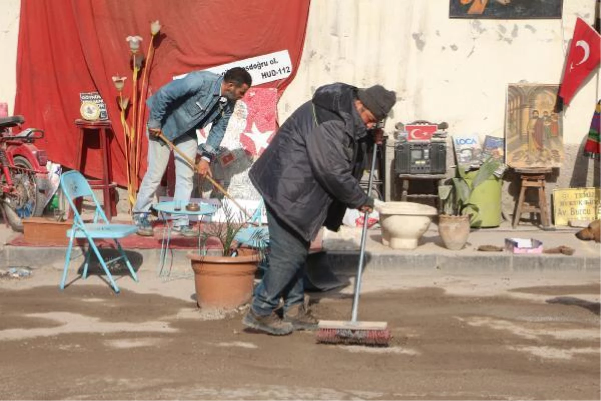 HATAY\'DA YIKINTILARIN OLDUĞU TURİSTİK CADDEDE, ANTİKACI NOSTALJİK ŞARKILARLA MORAL VERİYOR