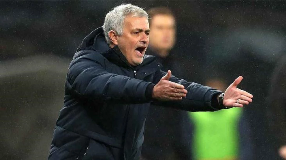 İki gün önce hakem odası basan Mourinho, bu kez de U14 maçını karıştırdı