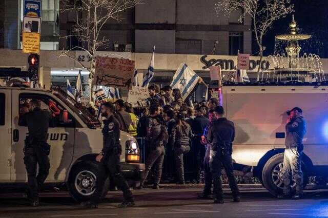 İsrail'de protesto sırasında Netanyahu'nun eşi kuaförde mahsur kaldı İsrail'de protesto sırasında Netanyahu'nun eşi kuaförde mahsur kaldı
