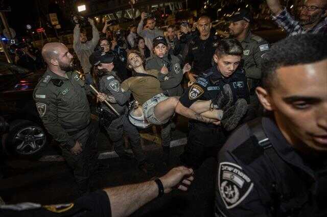 İsrail'de protesto sırasında Netanyahu'nun eşi kuaförde mahsur kaldı İsrail'de protesto sırasında Netanyahu'nun eşi kuaförde mahsur kaldı