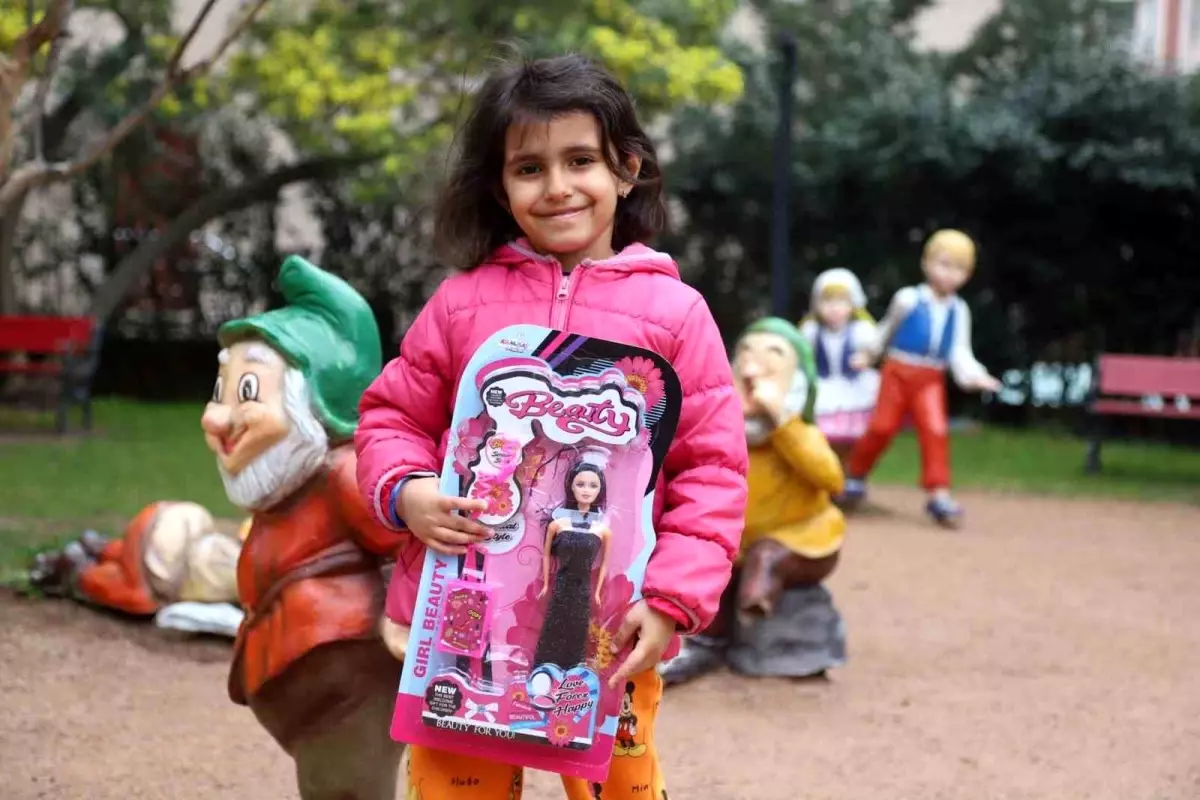 Kartal Belediyesi'nden 'Çocuklar Gülsün Dünya Gülsün' kampanyasına destek