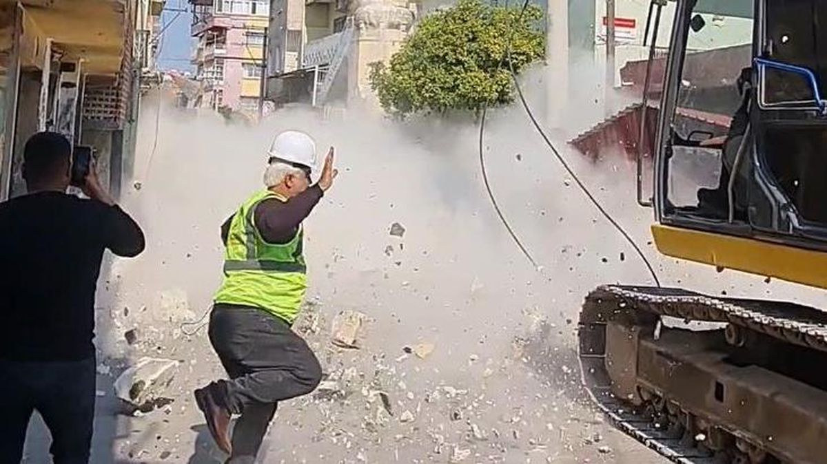 Kontrollü minare yıkımında düşen parçalar işçinin üzerine düştü