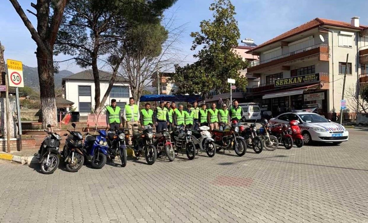 Kuyucak\'ta bisiklet ve motosiklet sürücüleri \'reflektif yelek\' konusunda bilgilendirildi