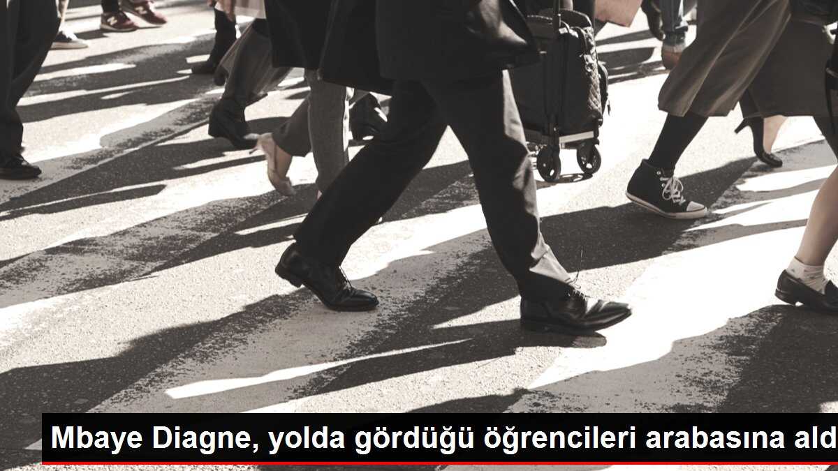 Mbaye Diagne, yolda gördüğü öğrencileri arabasına aldı